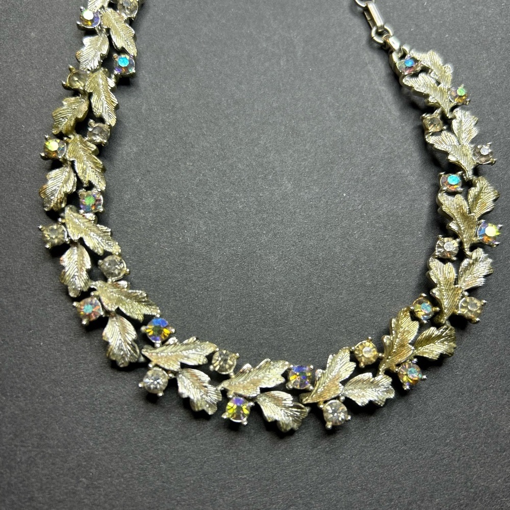 Vintage Lisner Silver Tone adjustable Leaf Necklace Aurora Borealis gemstones.